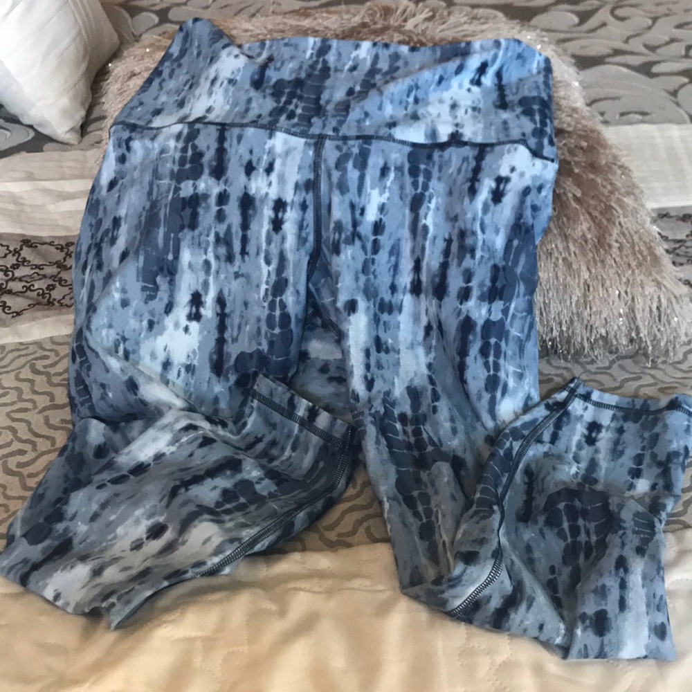 Old Navy Powersoft blue splatter 7/8 leggings Large